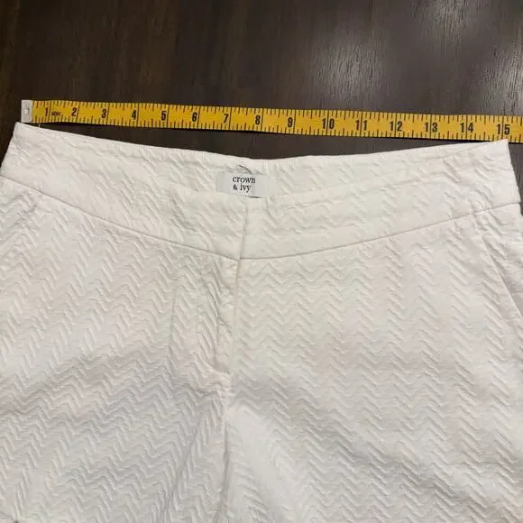 Crown & Ivy Women’s Shorts Size 2 White Textured Scalloped Hem 4” Inseam - Picture 5 of 8
